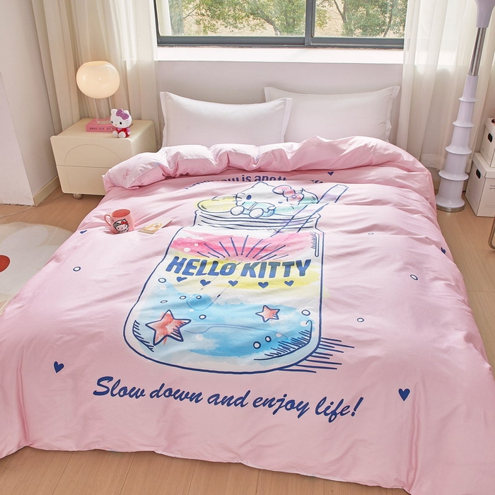 91家纺网 家纺一手货源 找家纺 蘭菲家纺 2026新款全棉三丽欧印花卡通单品被套 大杯奶茶KT