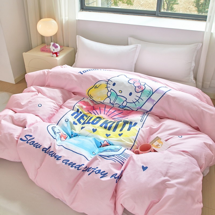 91家纺网 家纺一手货源 找家纺 蘭菲家纺 2026新款全棉三丽欧印花卡通单品被套 大杯奶茶KT