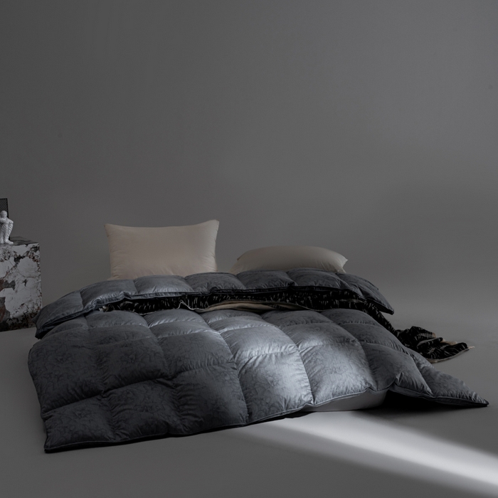 91家纺网 家纺一手货源 找家纺 明羽羽绒 2026新款银丝大提花鹅绒被95白鹅绒被芯羽绒被 晨雾灰