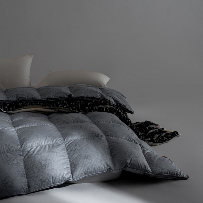 91家纺网 家纺一手货源 找家纺 明羽羽绒 2026新款银丝大提花鹅绒被95白鹅绒被芯羽绒被 晨雾灰