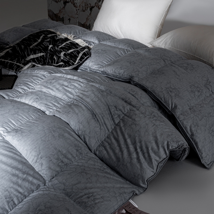91家纺网 家纺一手货源 找家纺 明羽羽绒 2026新款银丝大提花鹅绒被95白鹅绒被芯羽绒被 晨雾灰