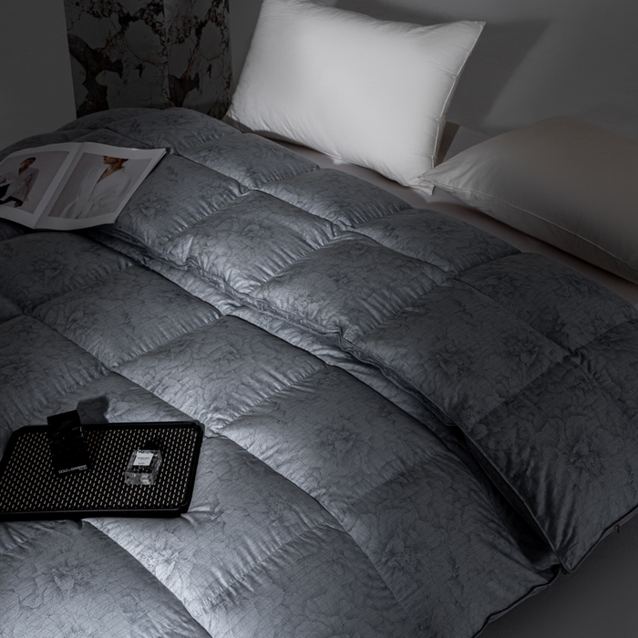 91家纺网 家纺一手货源 找家纺 明羽羽绒 2026新款银丝大提花鹅绒被95白鹅绒被芯羽绒被 晨雾灰