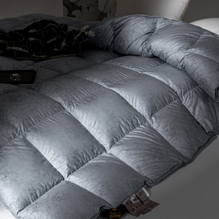 91家纺网 家纺一手货源 找家纺 明羽羽绒 2026新款银丝大提花鹅绒被95白鹅绒被芯羽绒被 晨雾灰