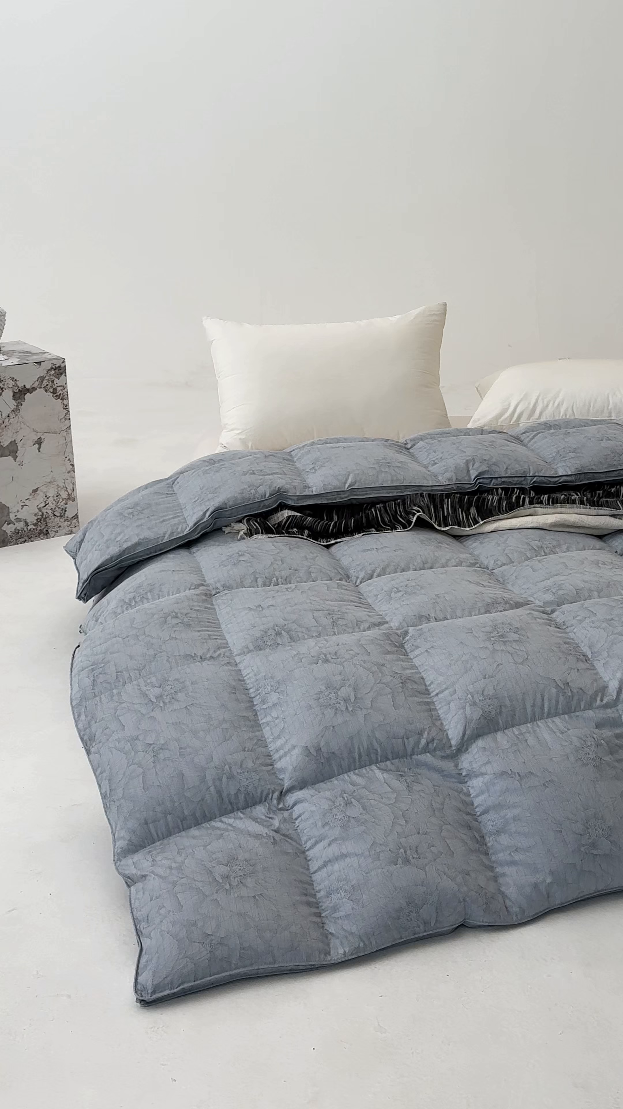 91家纺网 家纺一手货源 找家纺 明羽羽绒 2026新款银丝大提花鹅绒被95白鹅绒被芯羽绒被 晨雾灰