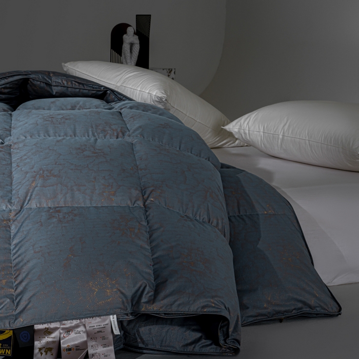 91家纺网 家纺一手货源 找家纺 明羽羽绒 2026新款银丝大提花鹅绒被95白鹅绒被芯羽绒被 雾海蓝