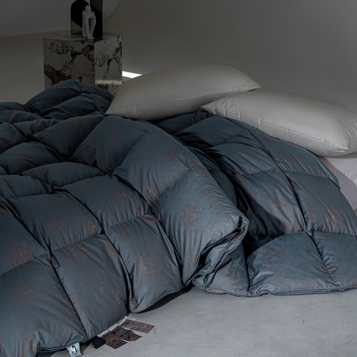 91家纺网 家纺一手货源 找家纺 明羽羽绒 2026新款银丝大提花鹅绒被95白鹅绒被芯羽绒被 雾海蓝