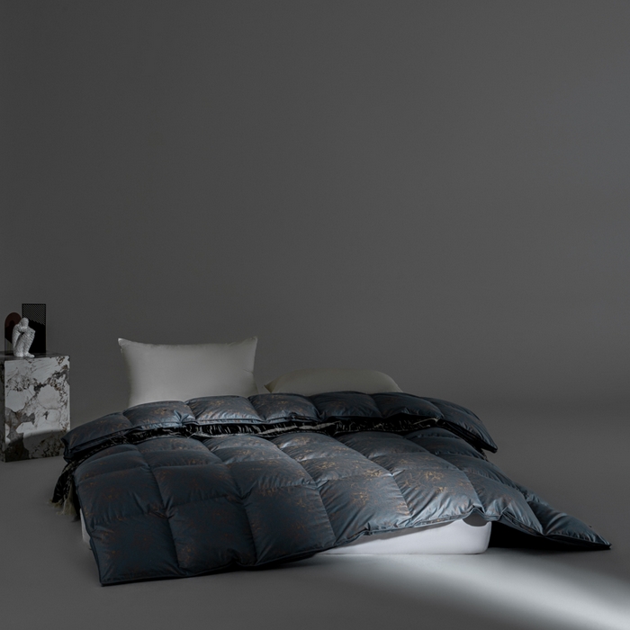 91家纺网 家纺一手货源 找家纺 明羽羽绒 2026新款银丝大提花鹅绒被95白鹅绒被芯羽绒被 雾海蓝