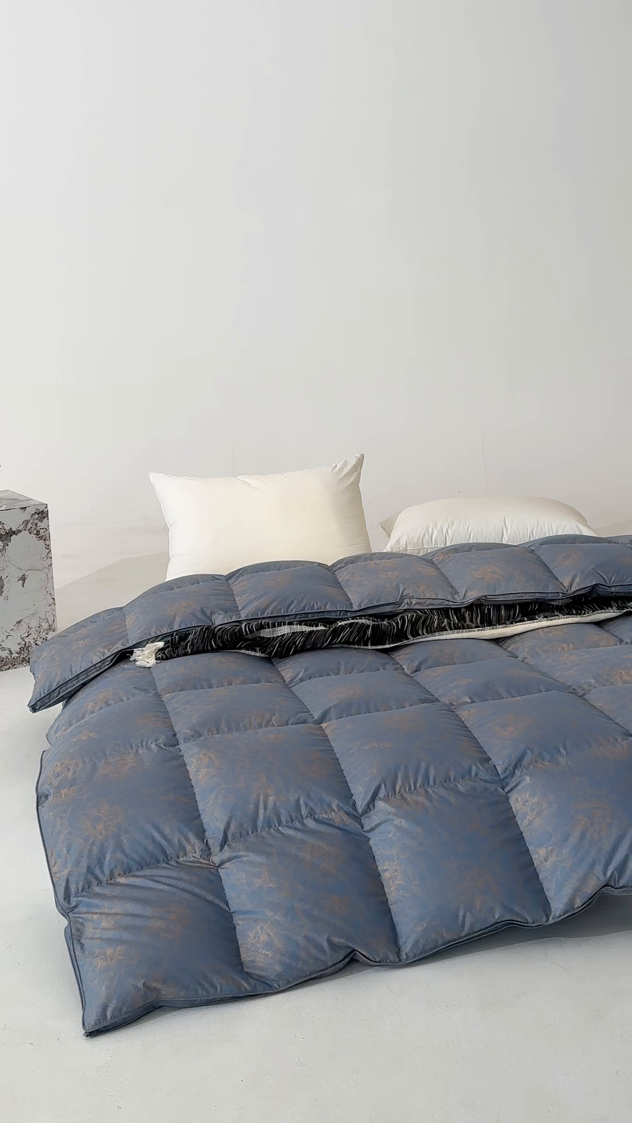 91家纺网 家纺一手货源 找家纺 明羽羽绒 2026新款银丝大提花鹅绒被95白鹅绒被芯羽绒被 雾海蓝