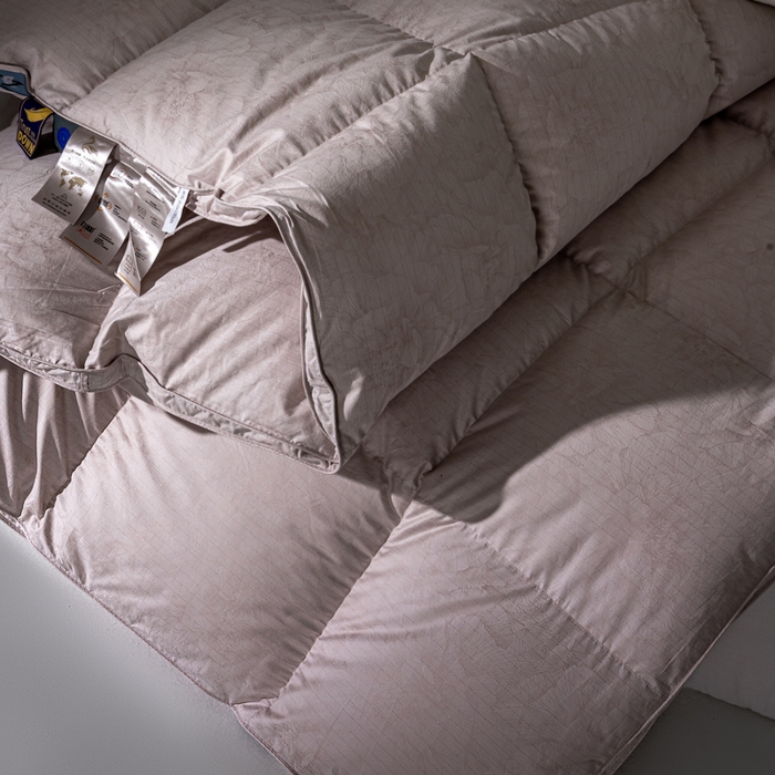 91家纺网 家纺一手货源 找家纺 明羽羽绒 2026新款银丝大提花鹅绒被95白鹅绒被芯羽绒被 烟豆沙