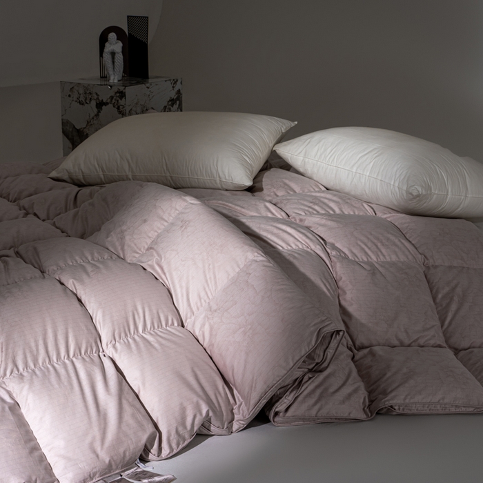 91家纺网 家纺一手货源 找家纺 明羽羽绒 2026新款银丝大提花鹅绒被95白鹅绒被芯羽绒被 烟豆沙