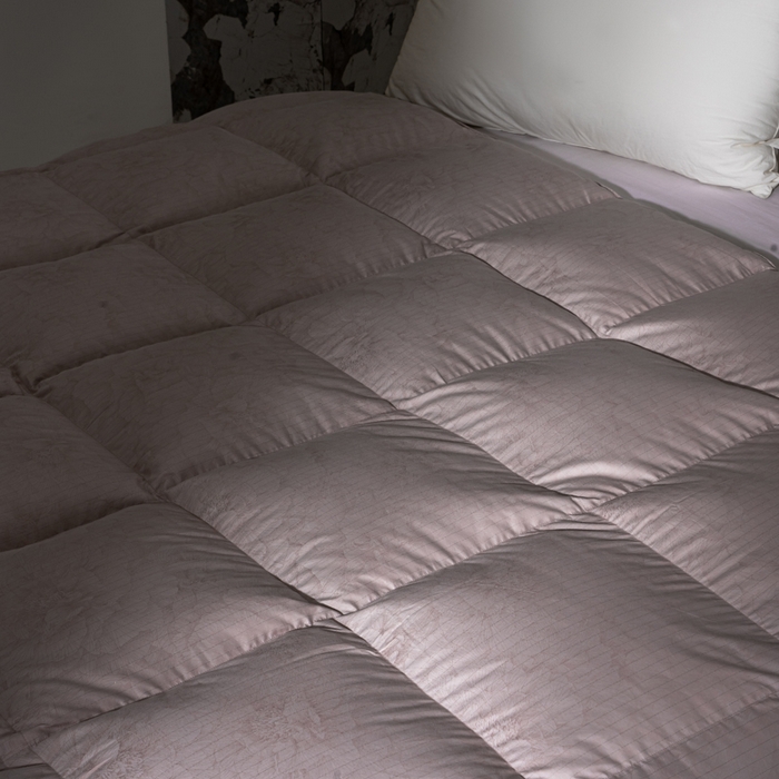 91家纺网 家纺一手货源 找家纺 明羽羽绒 2026新款银丝大提花鹅绒被95白鹅绒被芯羽绒被 烟豆沙