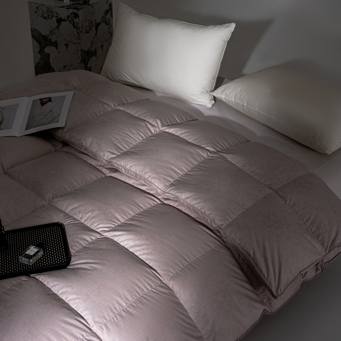 91家纺网 家纺一手货源 找家纺 明羽羽绒 2026新款银丝大提花鹅绒被95白鹅绒被芯羽绒被 烟豆沙