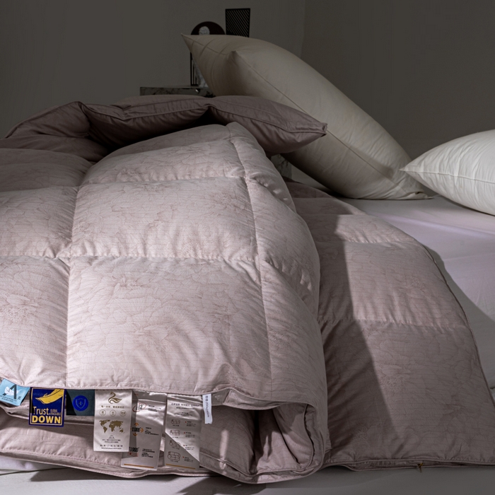 91家纺网 家纺一手货源 找家纺 明羽羽绒 2026新款银丝大提花鹅绒被95白鹅绒被芯羽绒被 烟豆沙