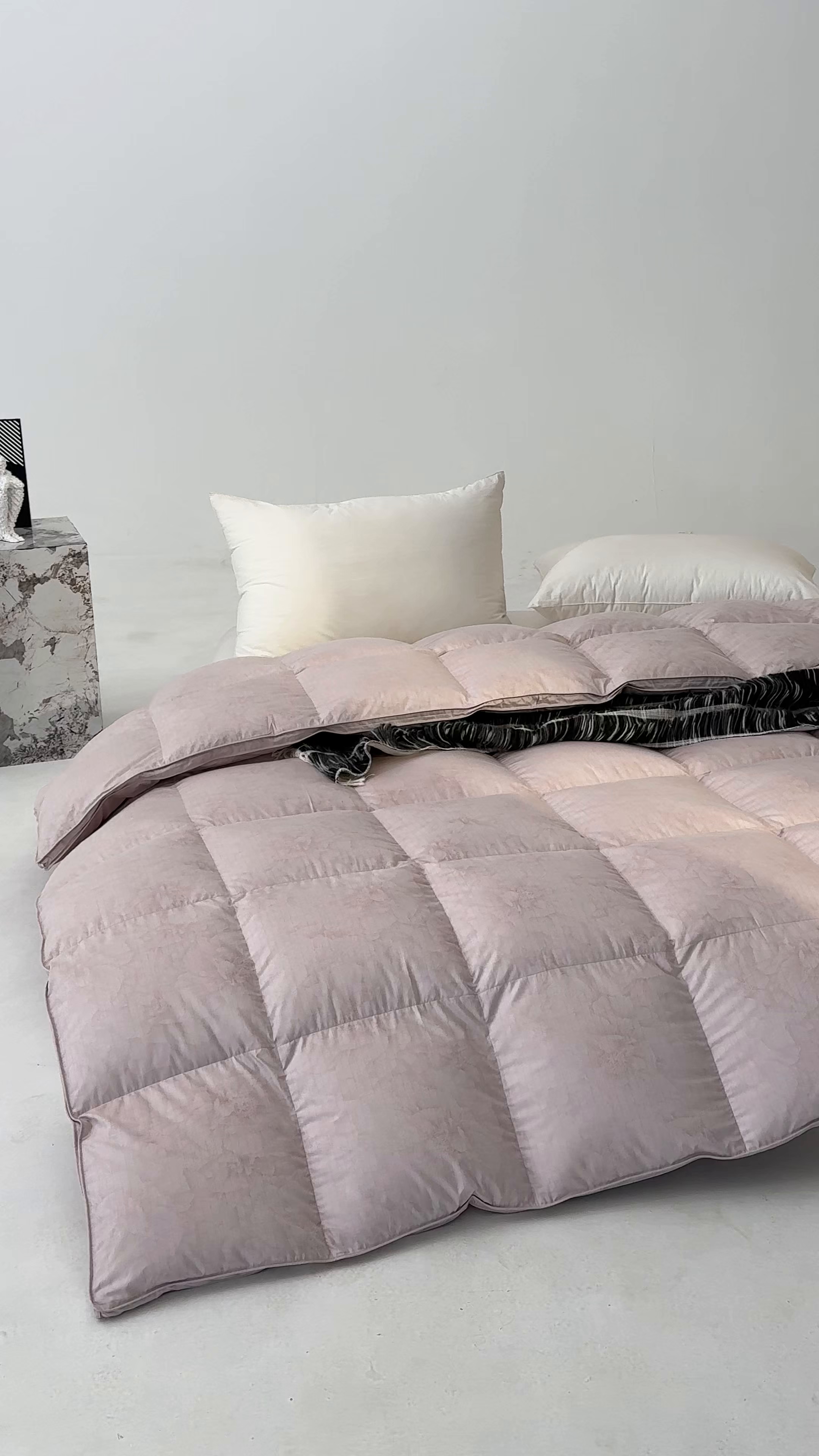 91家纺网 家纺一手货源 找家纺 明羽羽绒 2026新款银丝大提花鹅绒被95白鹅绒被芯羽绒被 烟豆沙