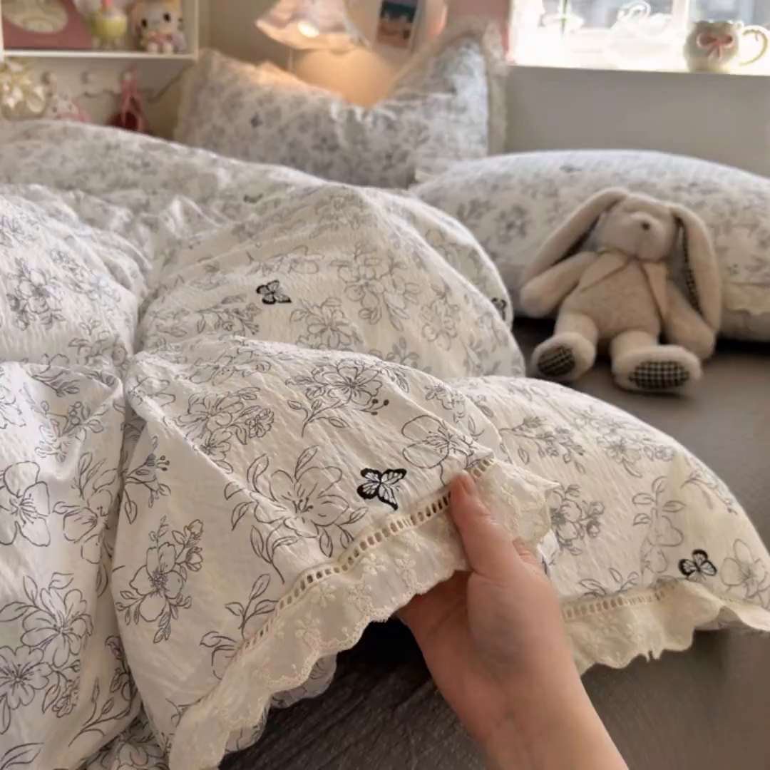 91家纺网 家纺一手货源 找家纺 优卡迪家纺馆 2026新款全棉花边皱皱棉双层纱四件套下载文件包含买家秀 蝶舞