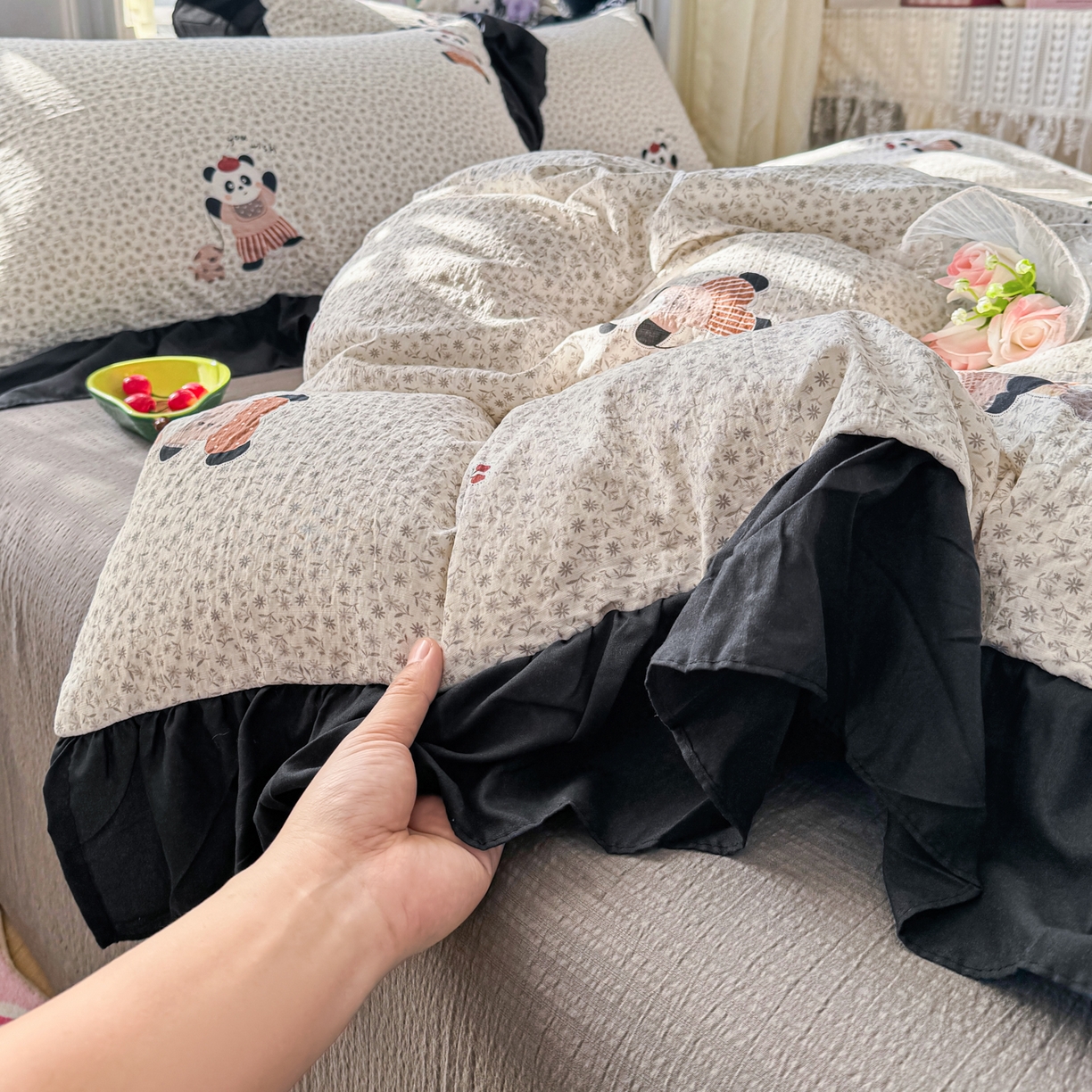 91家纺网 家纺一手货源 找家纺 优卡迪家纺馆 2026新款皱皱棉双层纱黑花边四件套下载文件包含买家秀 静谧时光