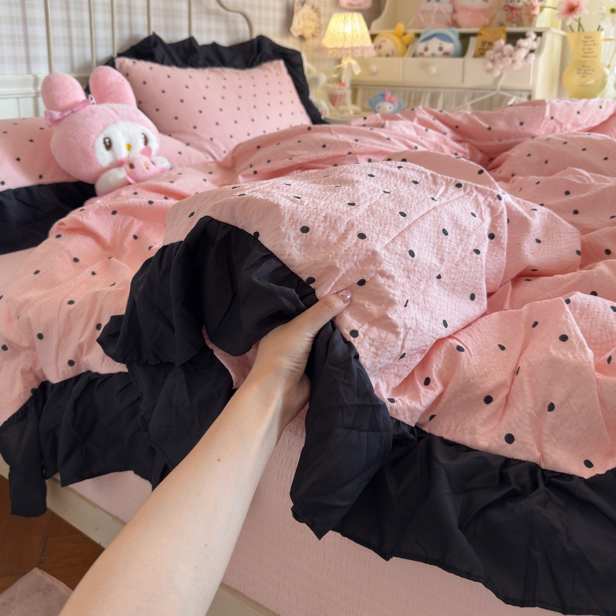 91家纺网 家纺一手货源 找家纺 优卡迪家纺馆 2026新款皱皱棉双层纱黑花边四件套下载文件包含买家秀 波点生活-粉