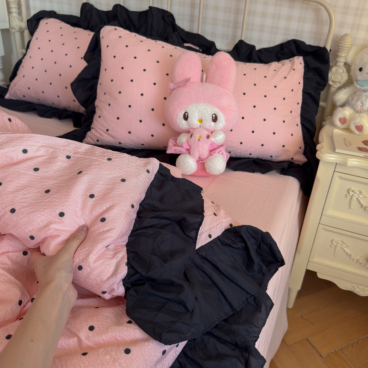 91家纺网 家纺一手货源 找家纺 优卡迪家纺馆 2026新款皱皱棉双层纱黑花边四件套下载文件包含买家秀 波点生活-粉