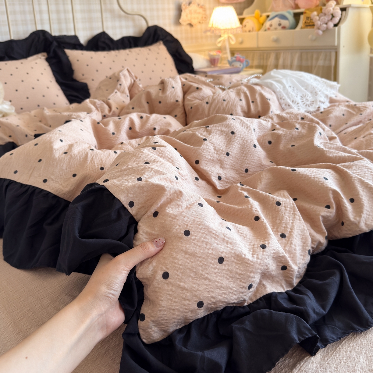 91家纺网 家纺一手货源 找家纺 优卡迪家纺馆 2026新款皱皱棉双层纱黑花边四件套下载文件包含买家秀 波点生活-杏