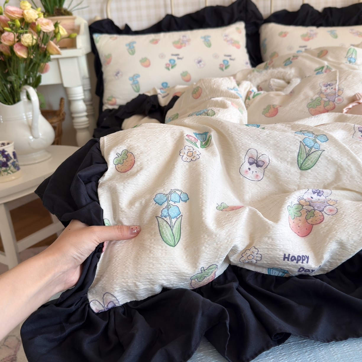 91家纺网 家纺一手货源 找家纺 优卡迪家纺馆 2026新款皱皱棉双层纱黑花边四件套下载文件包含买家秀 草莓乐园