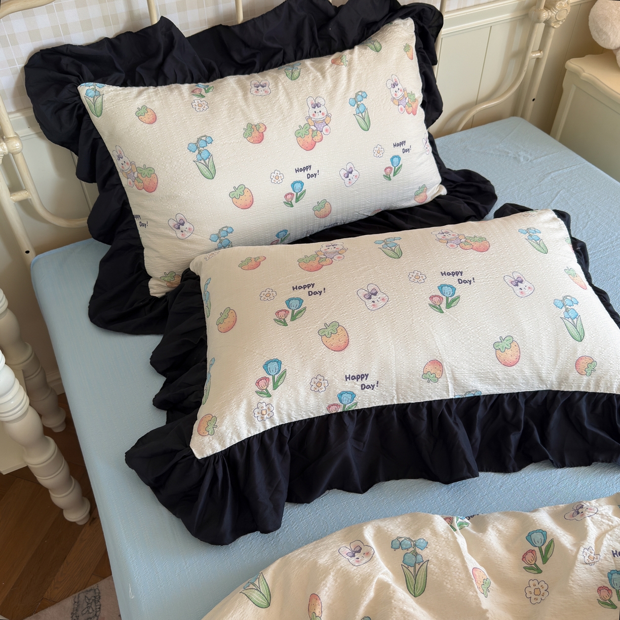 91家纺网 家纺一手货源 找家纺 优卡迪家纺馆 2026新款皱皱棉双层纱黑花边四件套下载文件包含买家秀 草莓乐园