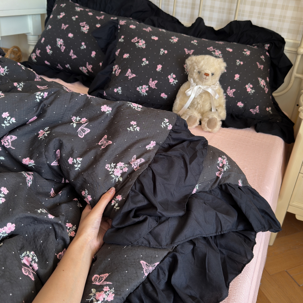 91家纺网 家纺一手货源 找家纺 优卡迪家纺馆 2026新款皱皱棉双层纱黑花边四件套下载文件包含买家秀 花与蝶