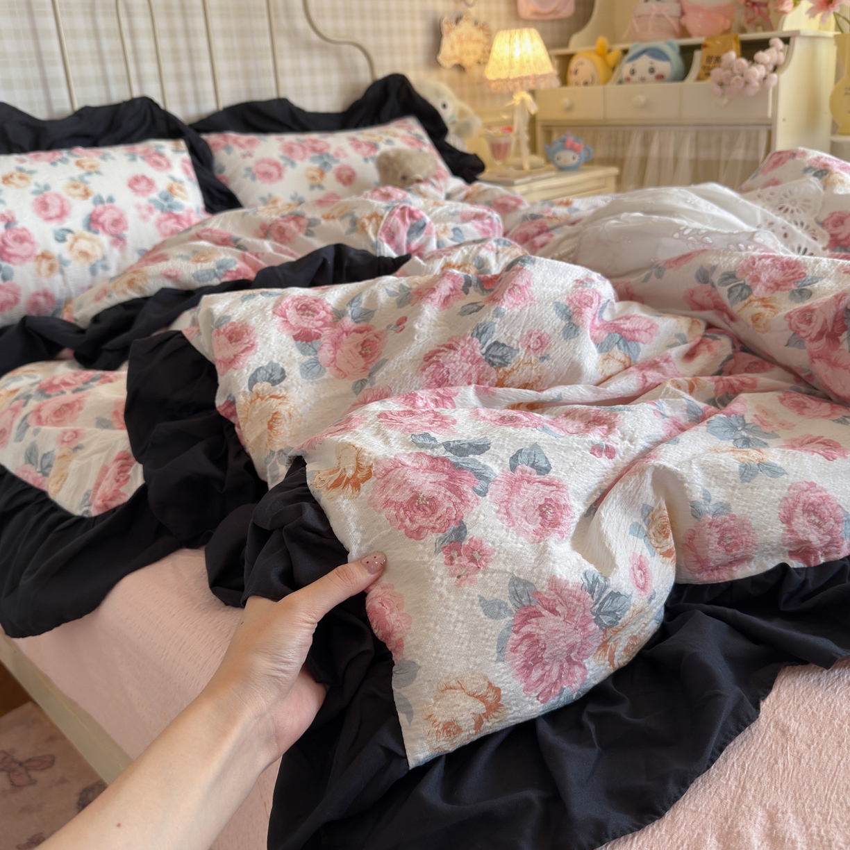 91家纺网 家纺一手货源 找家纺 优卡迪家纺馆 2026新款皱皱棉双层纱黑花边四件套下载文件包含买家秀 满庭芳