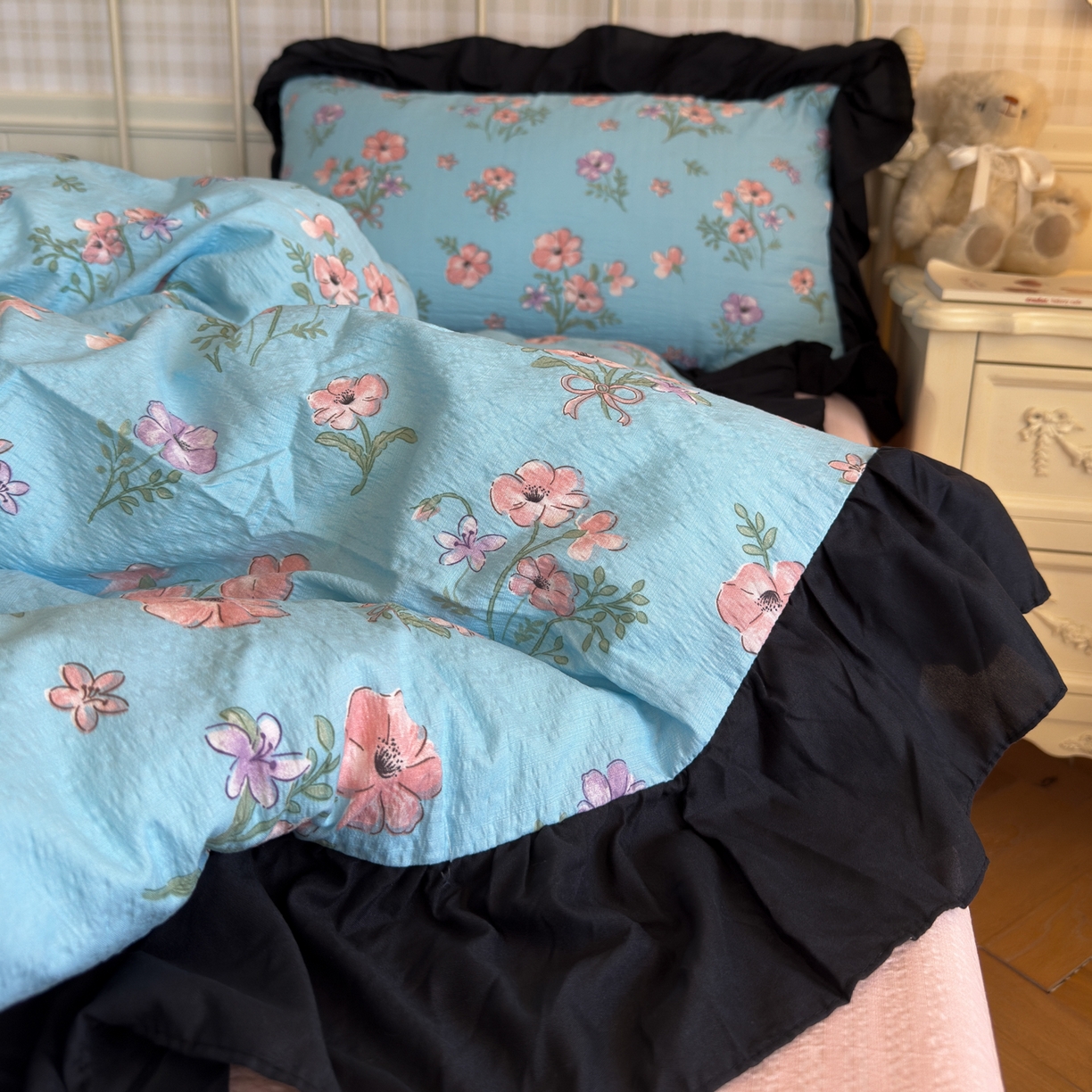 91家纺网 家纺一手货源 找家纺 优卡迪家纺馆 2026新款皱皱棉双层纱黑花边四件套下载文件包含买家秀 泡沫之夏