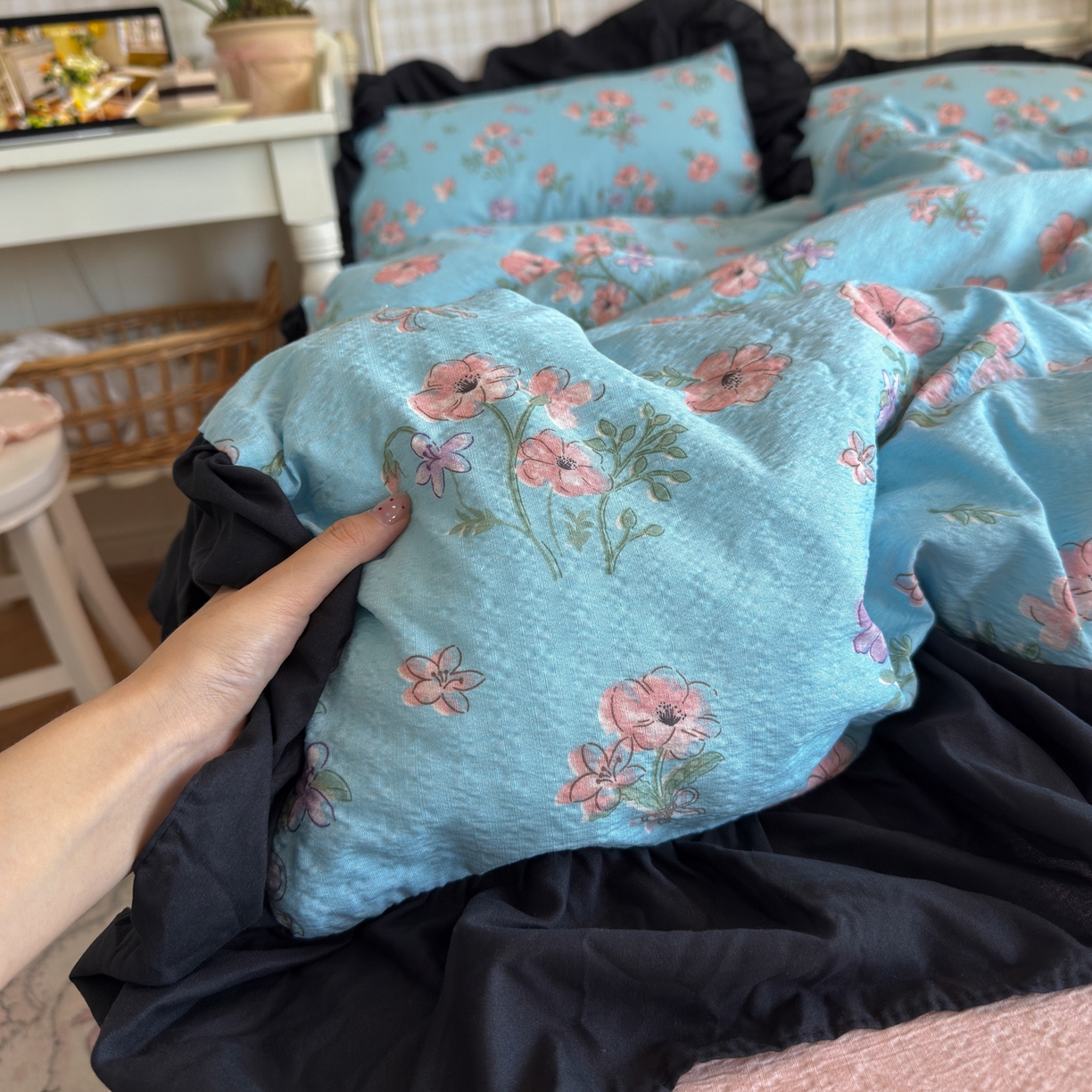 91家纺网 家纺一手货源 找家纺 优卡迪家纺馆 2026新款皱皱棉双层纱黑花边四件套下载文件包含买家秀 泡沫之夏