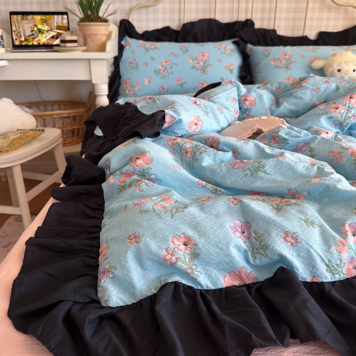 91家纺网 家纺一手货源 找家纺 优卡迪家纺馆 2026新款皱皱棉双层纱黑花边四件套下载文件包含买家秀 泡沫之夏