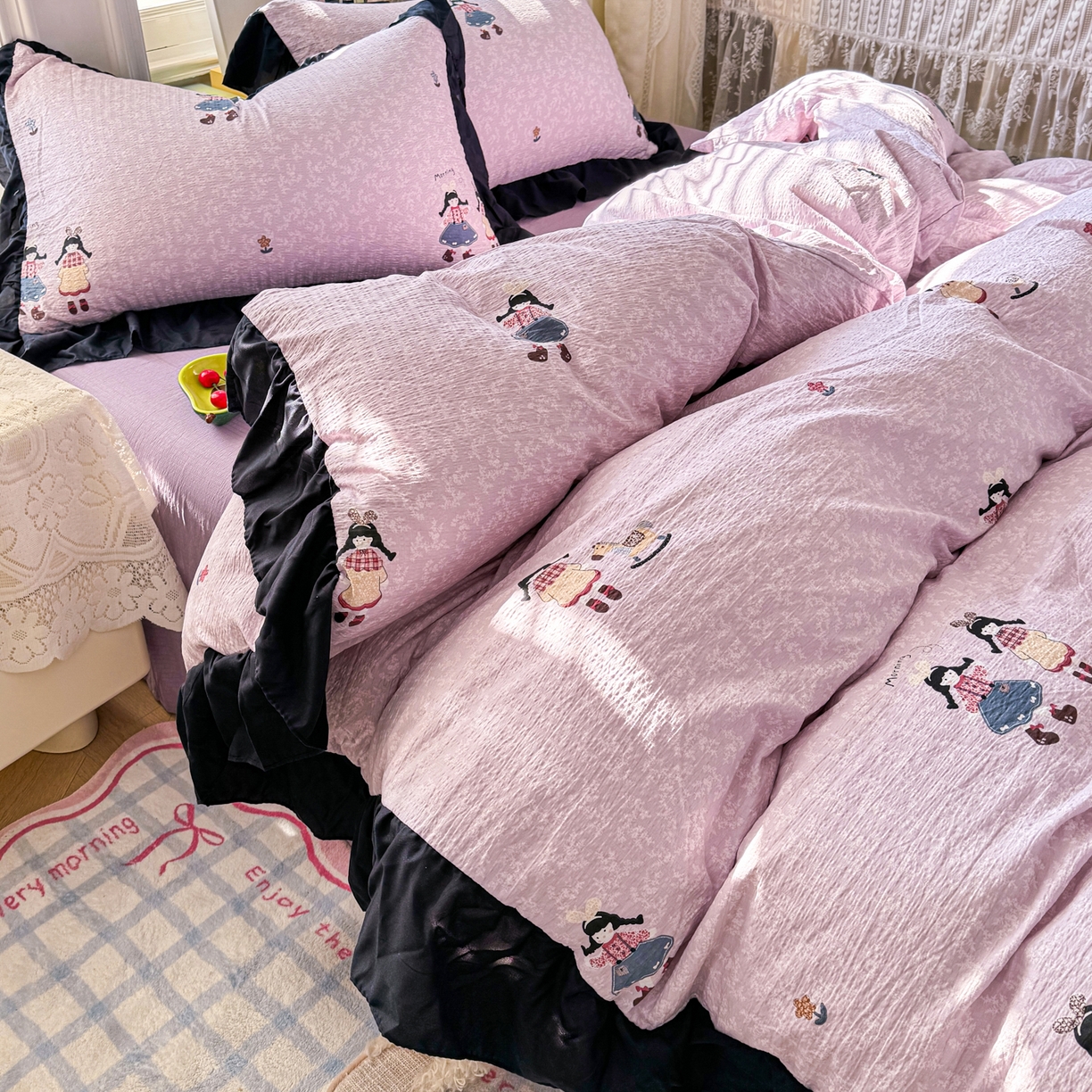 91家纺网 家纺一手货源 找家纺 优卡迪家纺馆 2026新款皱皱棉双层纱黑花边四件套下载文件包含买家秀 柔光邂逅