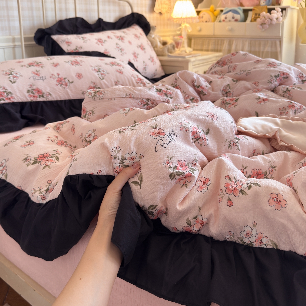 91家纺网 家纺一手货源 找家纺 优卡迪家纺馆 2026新款皱皱棉双层纱黑花边四件套下载文件包含买家秀 阳光花园