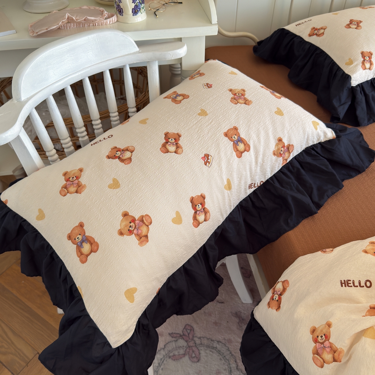 91家纺网 家纺一手货源 找家纺 优卡迪家纺馆 2026新款皱皱棉双层纱黑花边四件套下载文件包含买家秀 元气小熊