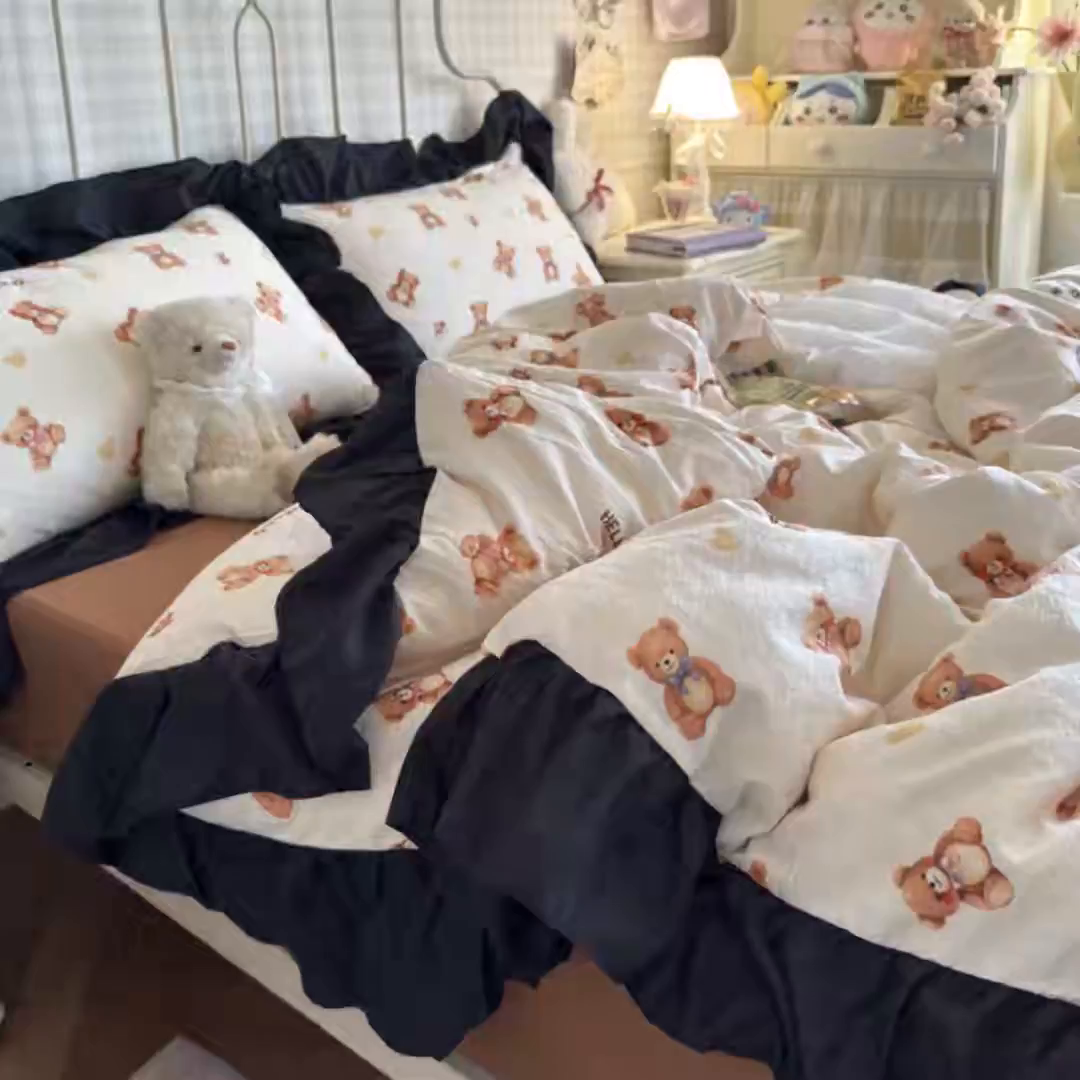 91家纺网 家纺一手货源 找家纺 优卡迪家纺馆 2026新款皱皱棉双层纱黑花边四件套下载文件包含买家秀 元气小熊