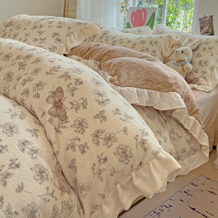 91家纺网 家纺一手货源 找家纺 迪梦姿家纺 2025新款牛奶绒印花花边款四件套 蝴蝶咖