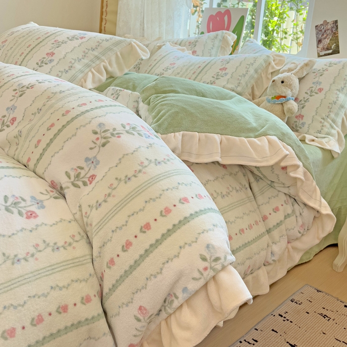 91家纺网 家纺一手货源 找家纺 迪梦姿家纺 2025新款牛奶绒印花花边款四件套 曼林绿