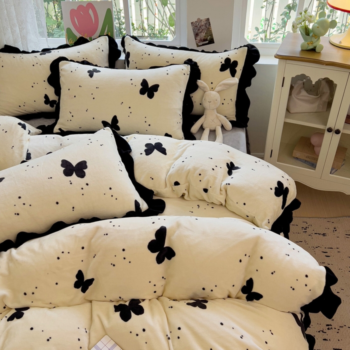 91家纺网 家纺一手货源 找家纺 迪梦姿家纺 2025新款牛奶绒印花花边款四件套 蝴蝶白