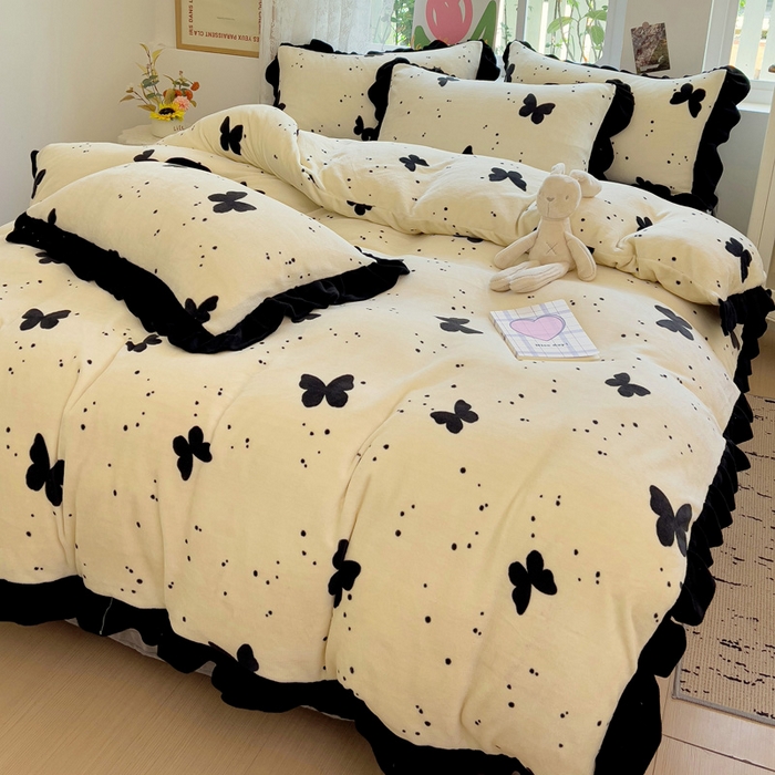 91家纺网 家纺一手货源 找家纺 迪梦姿家纺 2025新款牛奶绒印花花边款四件套 蝴蝶白