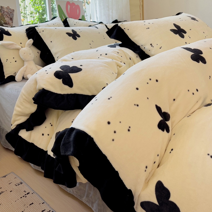 91家纺网 家纺一手货源 找家纺 迪梦姿家纺 2025新款牛奶绒印花花边款四件套 蝴蝶白