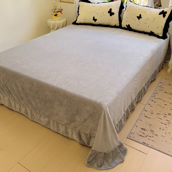 91家纺网 家纺一手货源 找家纺 迪梦姿家纺 2025新款牛奶绒印花花边款四件套 蝴蝶白