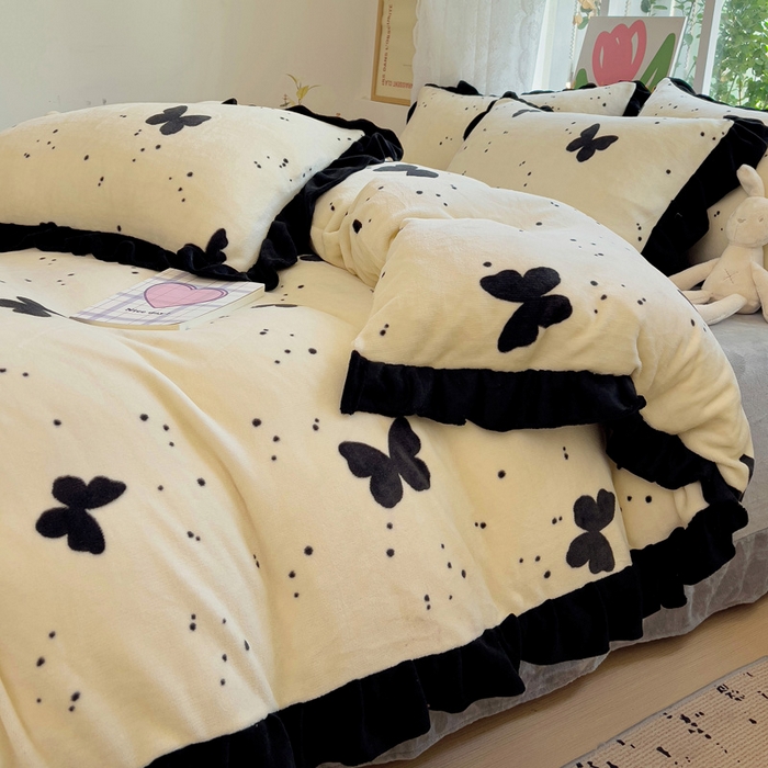 91家纺网 家纺一手货源 找家纺 迪梦姿家纺 2025新款牛奶绒印花花边款四件套 蝴蝶白