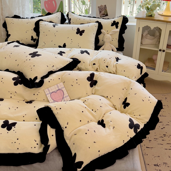 91家纺网 家纺一手货源 找家纺 迪梦姿家纺 2025新款牛奶绒印花花边款四件套 蝴蝶白