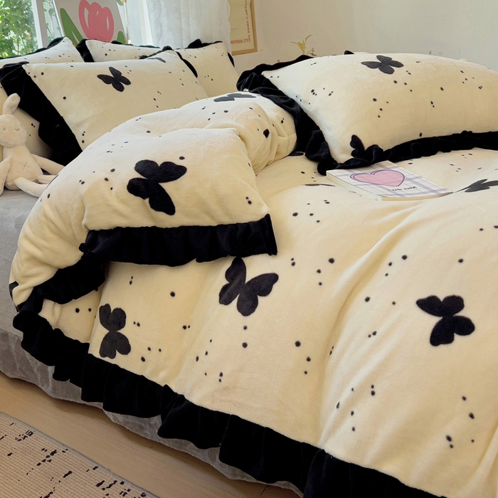 91家纺网 家纺一手货源 找家纺 迪梦姿家纺 2025新款牛奶绒印花花边款四件套 蝴蝶白