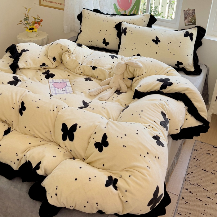 91家纺网 家纺一手货源 找家纺 迪梦姿家纺 2025新款牛奶绒印花花边款四件套 蝴蝶白