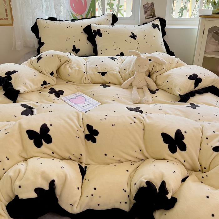 91家纺网 家纺一手货源 找家纺 迪梦姿家纺 2025新款牛奶绒印花花边款四件套 蝴蝶白