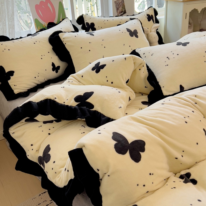 91家纺网 家纺一手货源 找家纺 迪梦姿家纺 2025新款牛奶绒印花花边款四件套 蝴蝶白