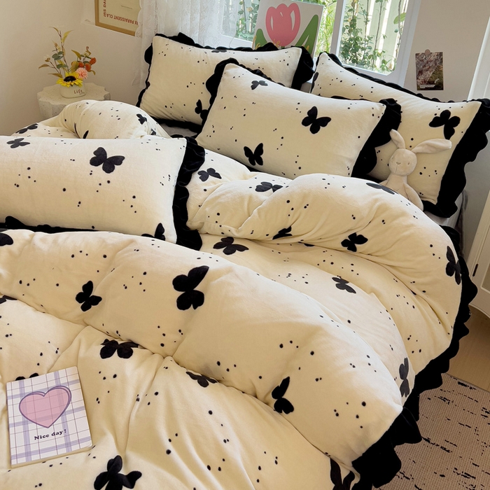 91家纺网 家纺一手货源 找家纺 迪梦姿家纺 2025新款牛奶绒印花花边款四件套 蝴蝶白