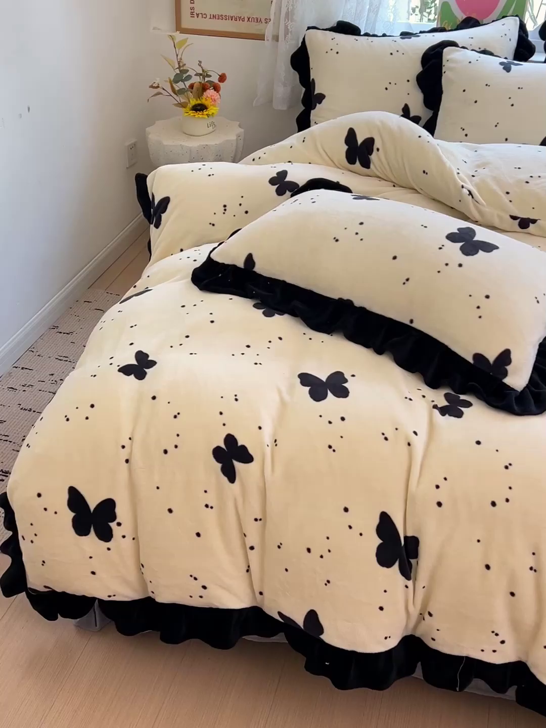 91家纺网 家纺一手货源 找家纺 迪梦姿家纺 2025新款牛奶绒印花花边款四件套 蝴蝶白