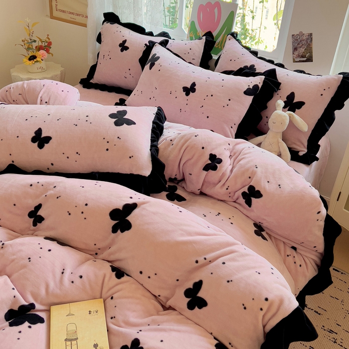 91家纺网 家纺一手货源 找家纺 迪梦姿家纺 2025新款牛奶绒印花花边款四件套 蝴蝶粉