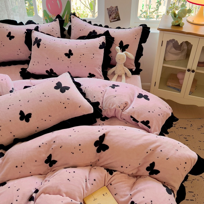 91家纺网 家纺一手货源 找家纺 迪梦姿家纺 2025新款牛奶绒印花花边款四件套 蝴蝶粉